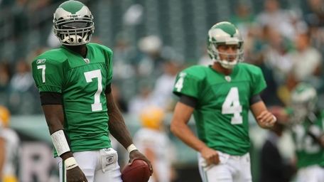 Vick takes over at QB, but Eagles lose 