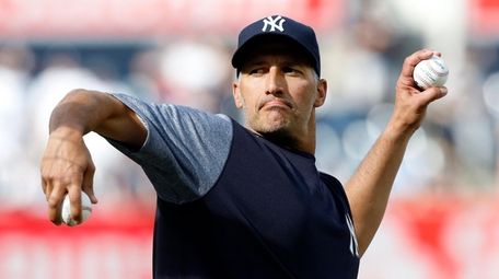 Former New York Yankee Andy Pettitte throws batting