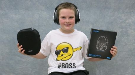 Kidsday reporter Charlie Henning tested the E7 noise-canceling