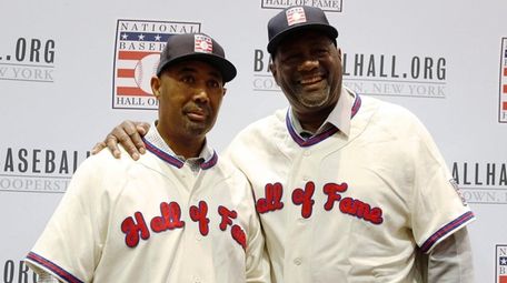 Lee Smith, right, and Harold Baines pose for