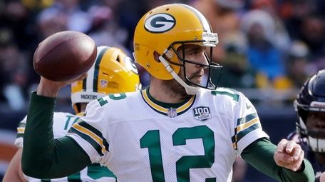 Packers' Aaron Rodgers throws a pass during loss