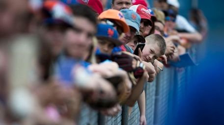 Mets fans wait for autographs during a spring