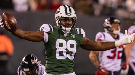 Jets tight end Chris Herndon celebrates during the