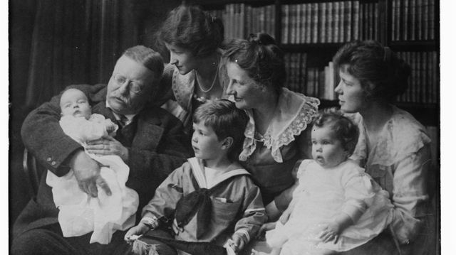 Theodore Roosevelt tiene un bambino mentre la moglie, Edith,
