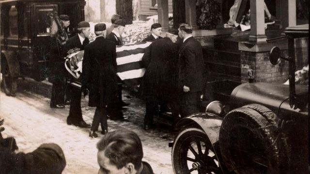 Il feretro, drappeggiato nella bandiera Theodore Roosevelt