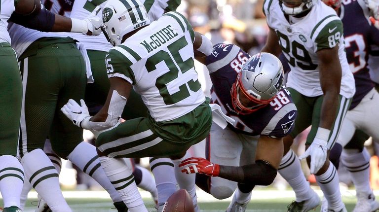 Patriots' Trey Flowers forces a fumble by Jets'