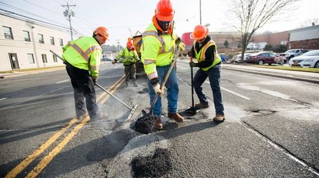 State workers repair potholes on Jericho Turnpike east