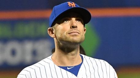 Mets third baseman David Wright looks up at
