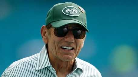 Former Jets quarterback Joe Namath arrives ahead of