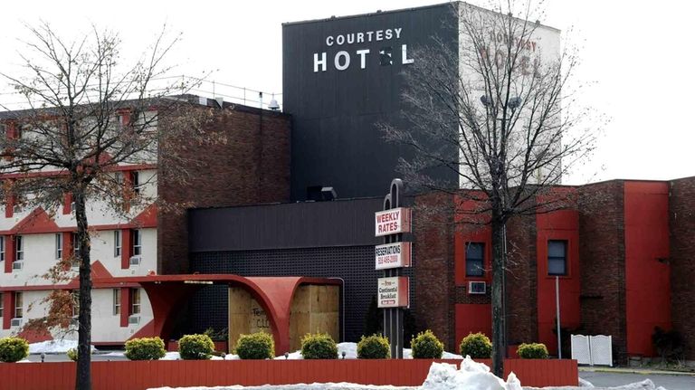 West Hempstead Seedy Hotel Finally Closed Newsday The Courtesy Hotel In West Hempstead Is Boarded