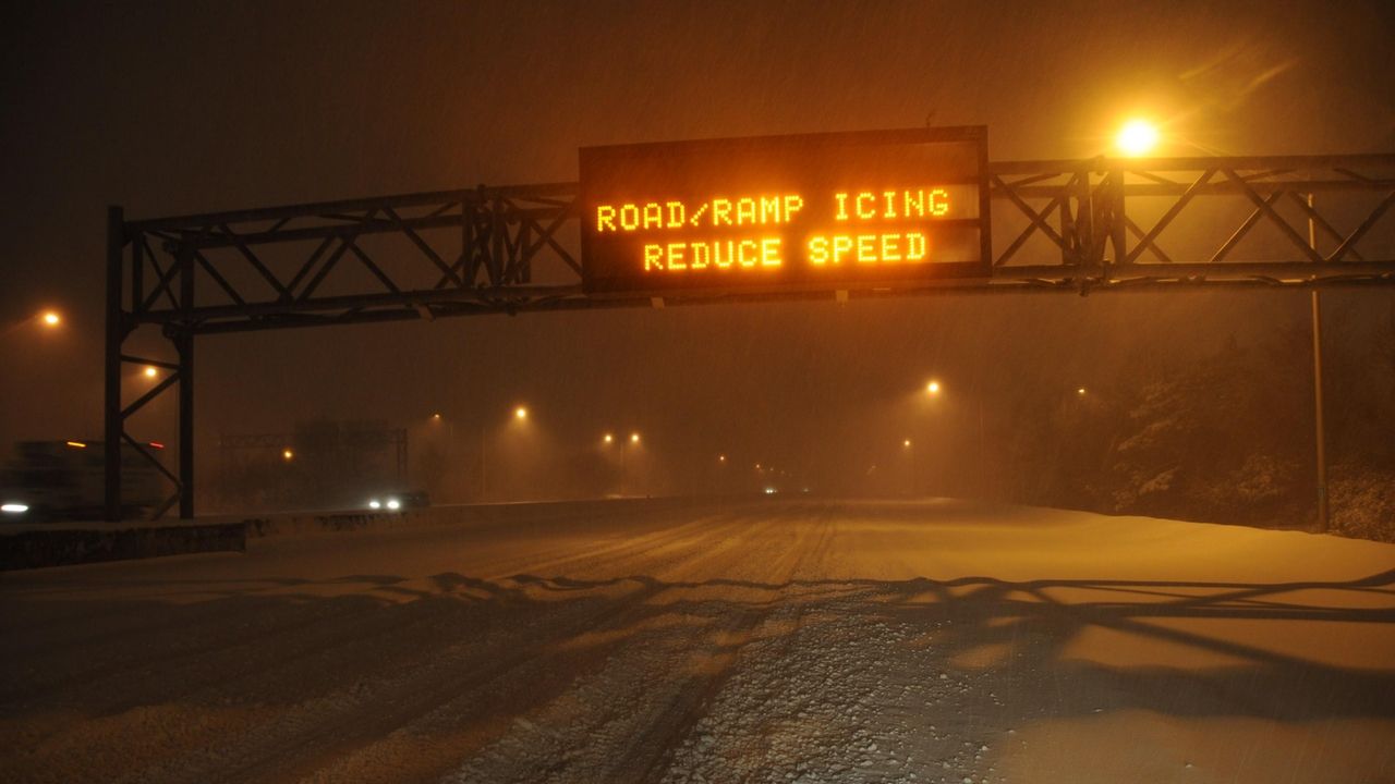 Expected 15 to 20 inches of snow hits Long Island commute | Newsday