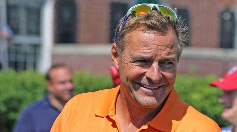 Former Yankees and Mets pitcher Al Leiter gets
