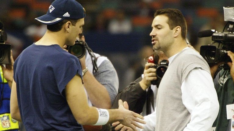 Rams quarterback Kurt Warner, right, and Patriots quarterback