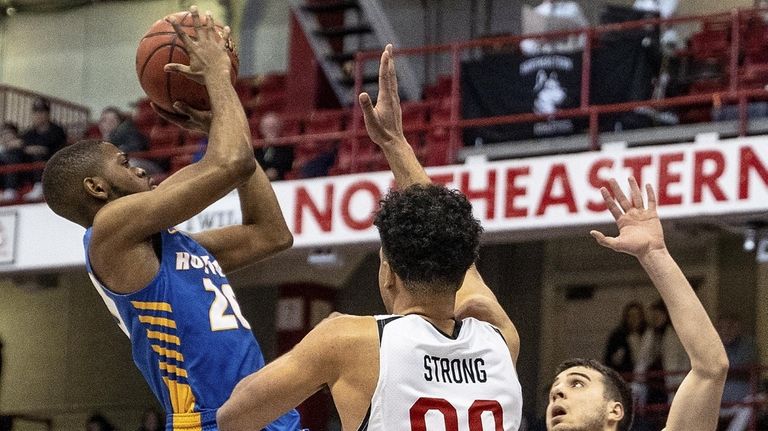 Hofstra's Desure Buie, who scored 22 points, goes