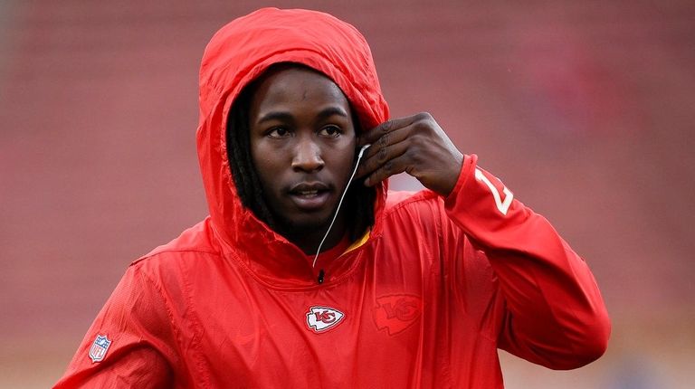 Kareem Hunt warms up before a game against
