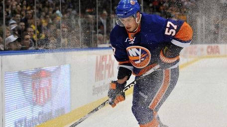 New York Islanders right wing Blake Comeau (57)
