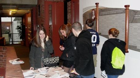 Students check out high school newspapers from around