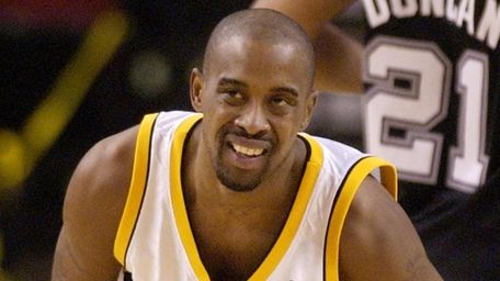 The SuperSonics' Kenny Anderson moves back to defend