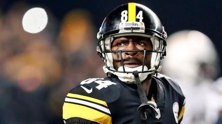 Steelers wide receiver Antonio Brown plays against the