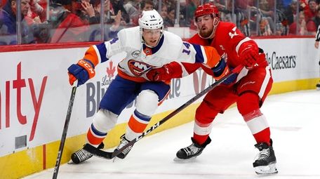 New York Islanders right wing Tom Kuhnhackl (14)
