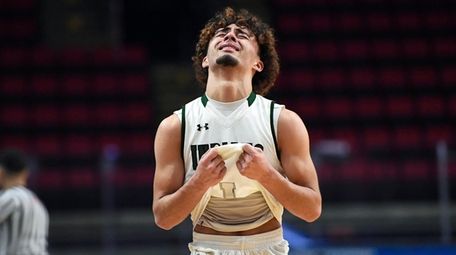 Brentwood's Kenny Lazo reacts in the closing seconds