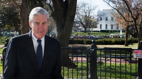 Special counsel Robert Mueller passes the White House