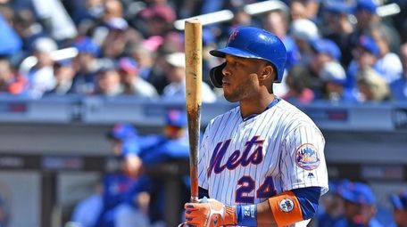 Mets second baseman Robinson Cano (24) gets ready