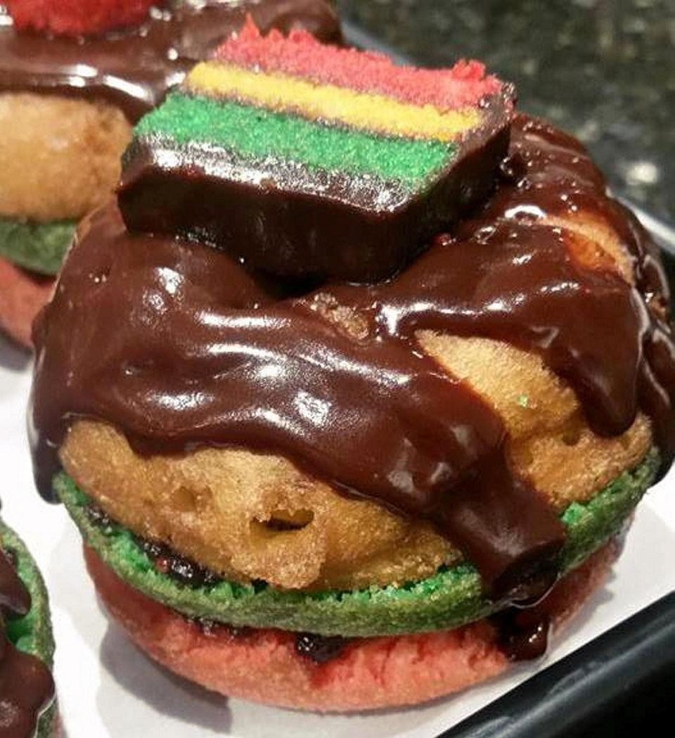 The tricolor rainbow doughnut, surmounted with a rainbow