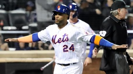 Mets second baseman Robinson Cano (24) celebrates after
