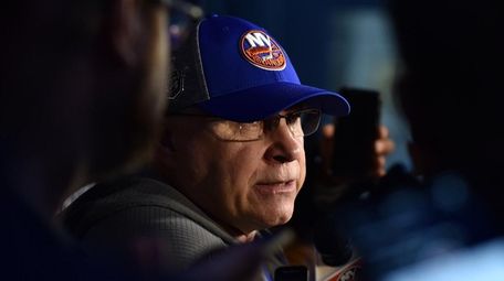 Islanders head coach Barry Trotz speaks with the