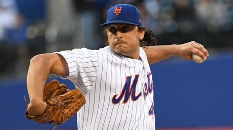 Mets starting pitcher Jason Vargas delivers a pitch
