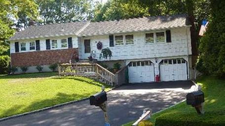 This house at 10 Canna Dr. in Hauppauge