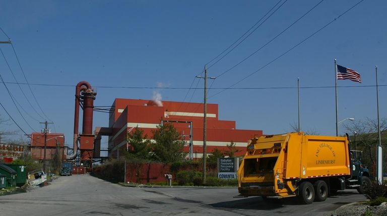 A garbage truck enters the Covanta Babylon Resource
