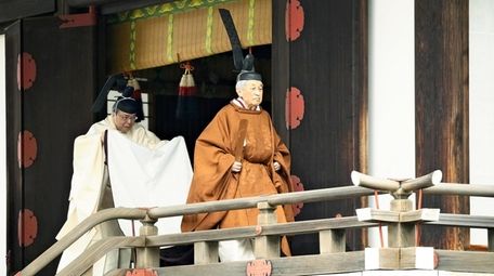 The Emperor of Japan leaves the Kashikodokoro shrine