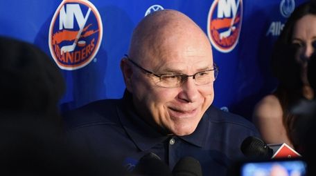 Islanders head coach Barry Trotz speaks with the