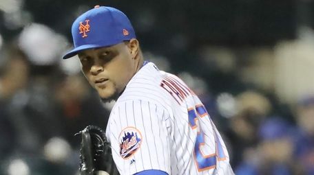 Mets relief pitcher Jeurys Familia checks first bfore