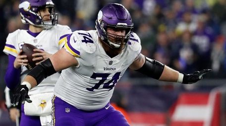Minnesota Vikings offensive guard Mike Remmers against the