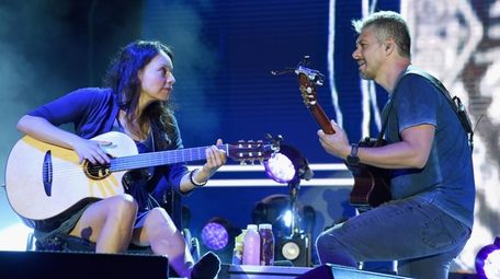 Rodrigo y Gabriela bring their instrumental "Mettavolution," tour