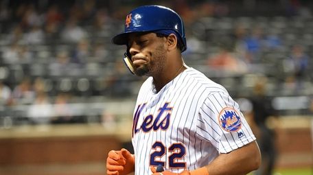 Mets' Dominic Smith returns to the dugout after