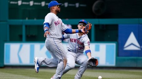 Rightfielder Michael Conforto collides with second baseman Robinson