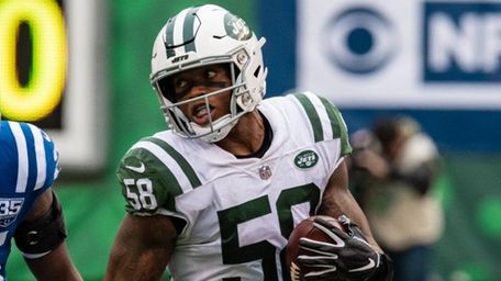 Jets inside linebacker Darron Lee returns an interception