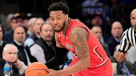Shamorie Ponds handles the ball against Marquette during