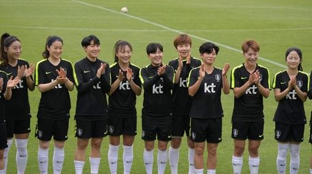 South Korea's forward Ji So-yun (C) and her