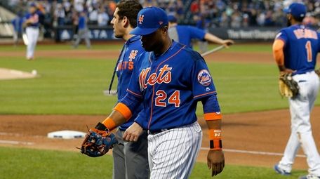 Robinson Cano of the Mets leaves a game