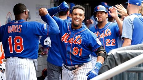 Carlos Gomez of the Mets celebrates his eighth-inning