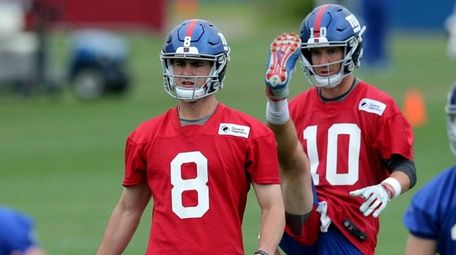 Giants quarterbacks Daniel Jones (8) and Eli Manning