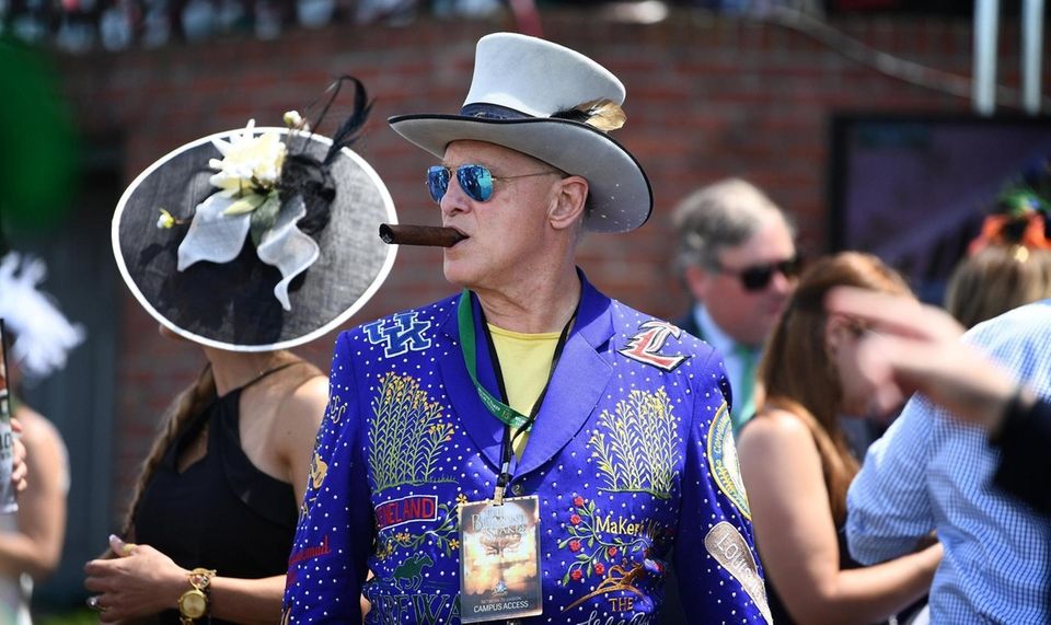 Jeff Ruby of Cincinnati chomps on a cigar