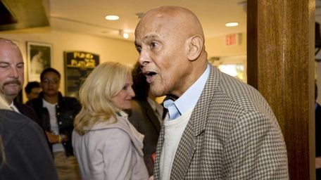 Harry Belafonte signs books after 
