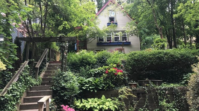 This Sea Cliff home has two bedroom and