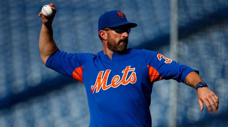 Mets manager Mickey Callaway throws batting practice before